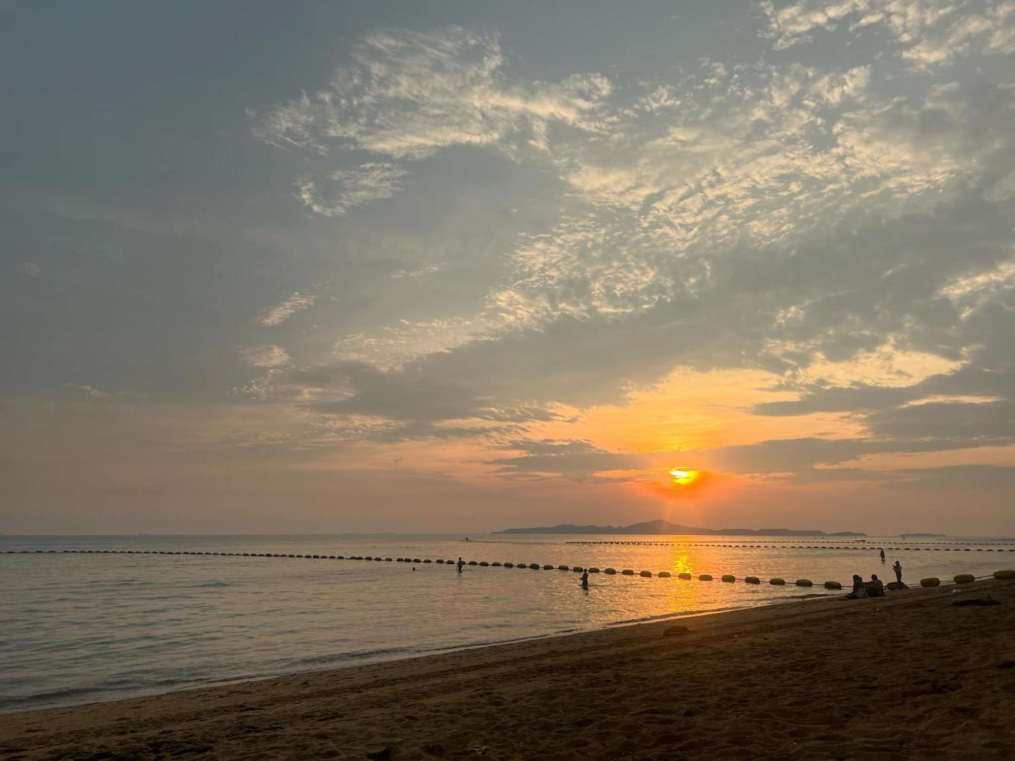 Soetnos Hotel Pantai Jomtien Bagian luar foto